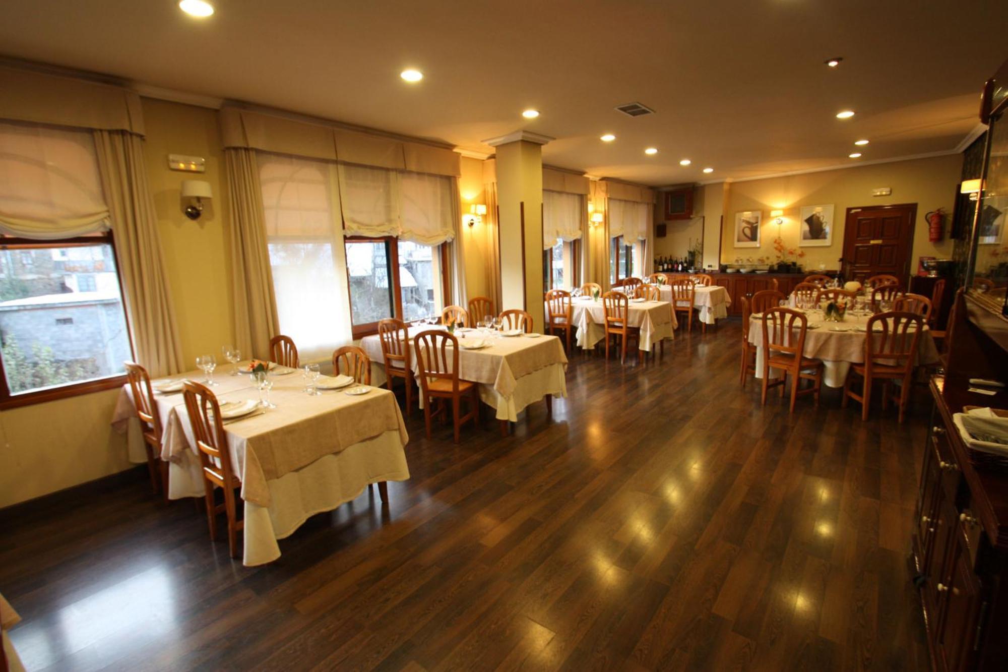 Hostal Restaurante Mendez فيلافرانكا ديل بيرزو المظهر الخارجي الصورة